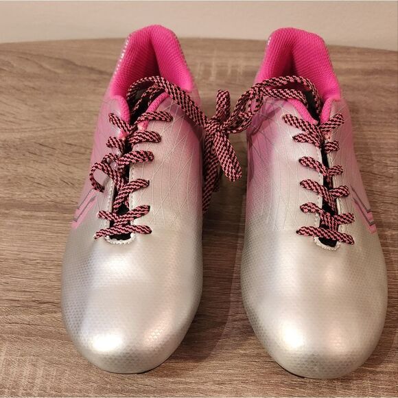 GENTLY WORN SOCCER SHOES FOR GIRLS SIZE 4,5. - Picture 2 of 3